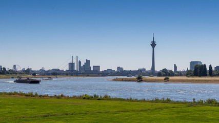 Fototapeta na wymiar Die schöne Skyline von Düsseldorf am Rhein