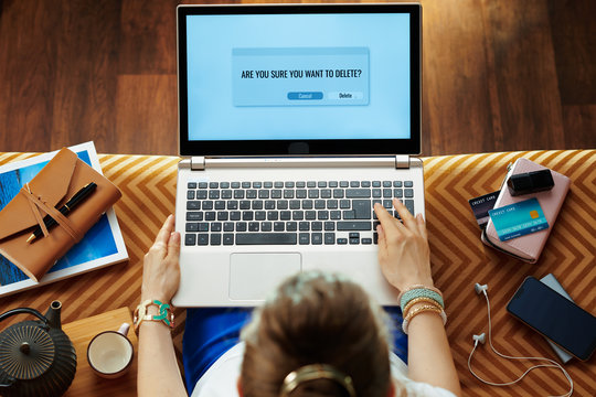 stylish housewife deleting software on laptop