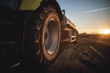 Traktor bei Sonnenuntergang auf Baustelle © Jacub