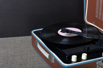 An old gramophone with a vinyl record mounted on it.