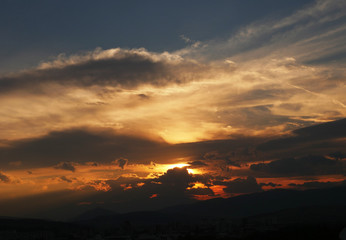 Naklejka premium beautiful golden sunset sky landscape