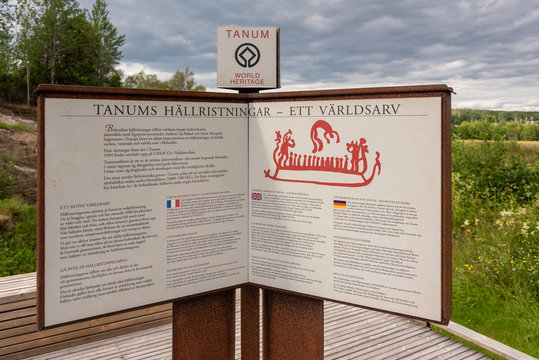 Hinweisschild in Tanumshede f&uuml;r Felsenmalerein, Unesco