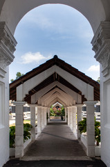 Obraz premium Walkway in the grounds of Sultan Abu Bakar State Mosque building in Johor Bahru in Malaysia. The mosque was built between 1892 and 1900 and was named after the ruling Sultan at the time.