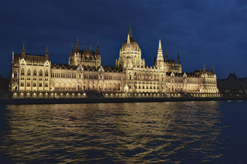 Obraz premium Parliament building at night, reflecting on the Danube River, Budapest, Hungary