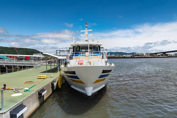 Fototapeta premium 新艇の離島定期船の入港と橋