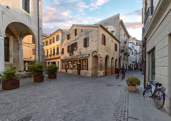 The old  street in Treviso. Evening foto.