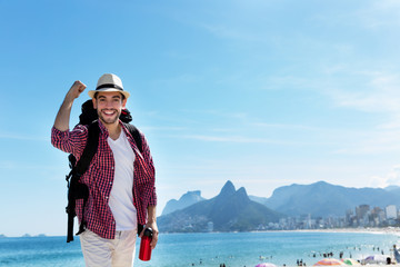 Hipster Rucksack-Tourist geniesst seinen Urlaub