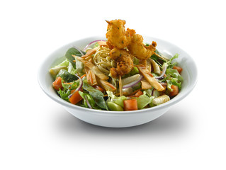 Ensalada con gambas rebozadas sobre fondo blanco. Salad with prawns in batter on white background.