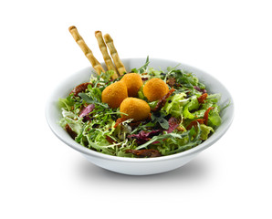 Ensalada fresca de lechugas y bolitas de queso empanadas