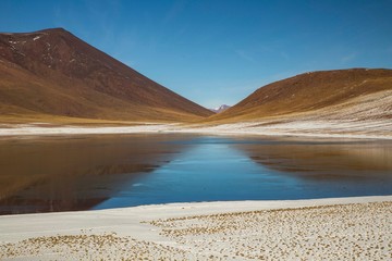 Fototapeta na wymiar Laguna Miniques, San Pedro De Atacama, Cile