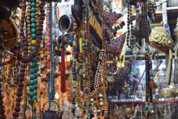 Joyas coloridas en un mercado callejero