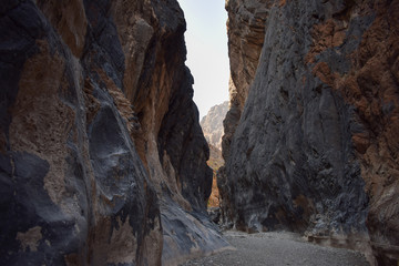 Valle colorido entre montañas de piedra