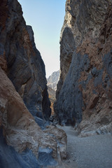 Fototapeta na wymiar Valle pedregoso entre rocas coloridas