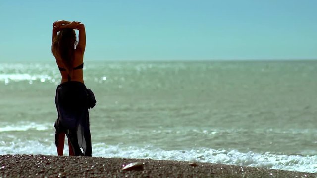 Chica parada frente al mar (slowmotion)