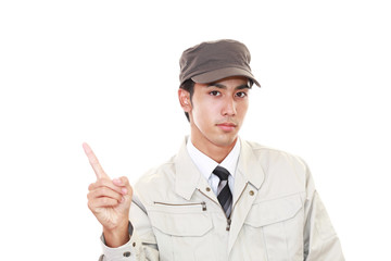 指示する笑顔の作業員