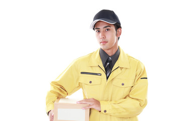 荷物を運ぶ宅配人