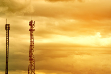 Obraz premium Silhouette signal antenna tower at sunset sky background. Silhouette the mobile communication antennas in evening sky