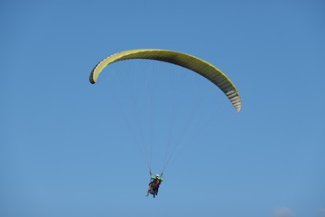 Gleitschirmflieger am blauen Himmel