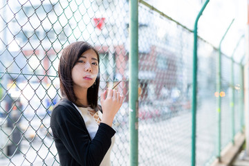 喫煙する若い日本人女性