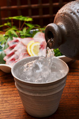 焼酎で刺し盛りをいただく