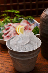 焼酎で刺し盛りをいただく