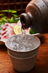 焼酎で刺し盛りをいただく