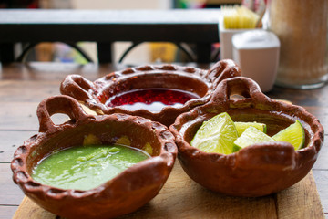 Cazuelas de barro con salsas picantes típicas mexicanas: salsa verde y de chile de árbol, además...