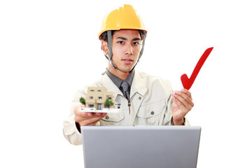 チェックマークを持つ労働者