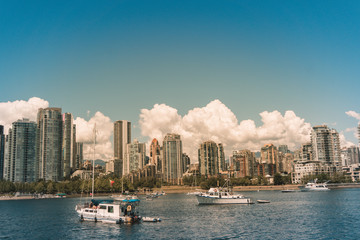 Fototapeta na wymiar VANCOUVER Canada vista del mar, la ciudad y veleros color vintage