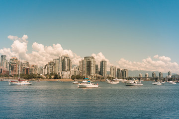 VANCOUVER Canada vista del mar, la ciudad y veleros color vintage