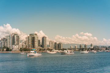VANCOUVER Canada vista del mar, la ciudad y veleros color vintage