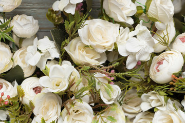 Flores artificiales blancas en bouquet decoración de matrimonios