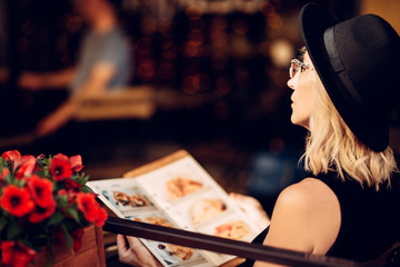 Fototapeta premium stylish woman at caf