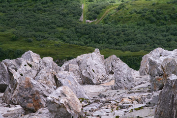 Steiler Abgrund am Berg