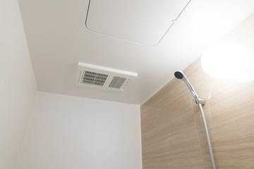 住宅リフォーム　バスルームの換気乾燥機　天井　