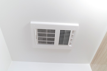 住宅リフォーム　バスルームの換気乾燥機　天井　