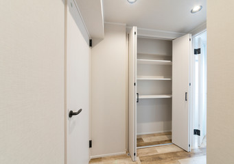 マンション　リフォーム　イメージ　廊下の収納　開けた状態