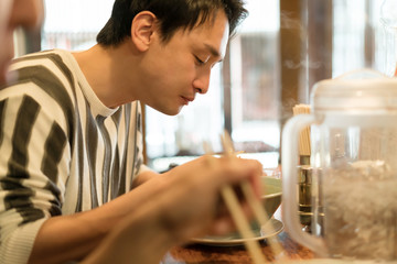 ラーメンを食べる男性