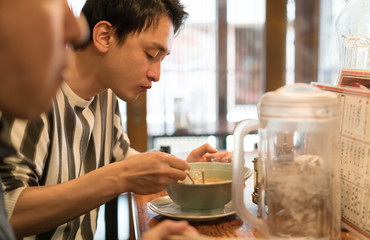 ラーメンを食べる男性