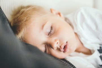 Obraz na płótnie Canvas Kid sleeping on a sofa.
