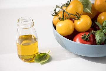 Rote und gelbe Tomaten mit Basilikum und Olivenöl 