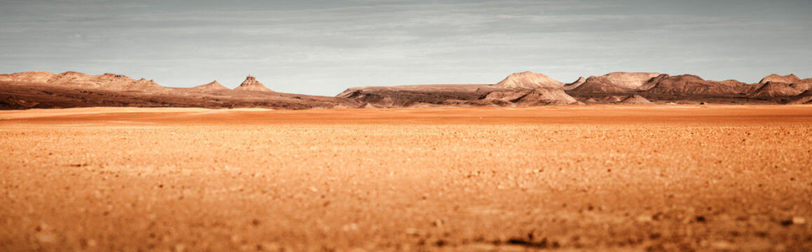 Panorama der Sahara W&uuml;ste mit dem Atlas Gebirge im Hintergrund bei M`hamid in Marokko
