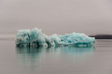 Blau schimmerndes Gletschereis vor der Küste Spitzbergens - Auf Spitzbergen gibt es noch über...