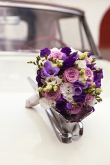 Hochzeitsstrauß liegt auf Oldtimer | Hochformat