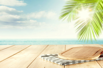 Obraz premium Desk of free space and summer beach landscape 