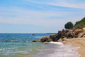 Obraz premium Seaside on a summer day. The waves are rolling on the shore.Beautiful Wallpapers for your computer.