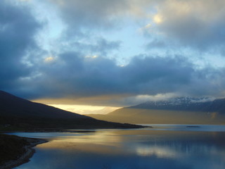soleil de minuit sur un fjord