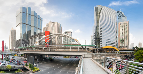 Fototapeta premium Publiczny skywalk znajdujący się nad skrzyżowaniem w centrum Bangkoku w Tajlandii