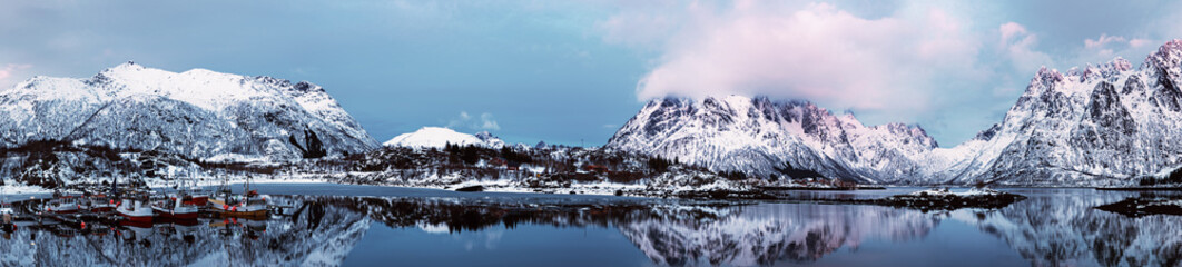 Fototapeta na wymiar Winter Norway lake