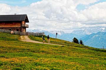 landschaft dolomiten mit wanderer